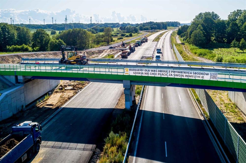 La banderole suspendue au-dessus de l'autoroute S3 a été retirée. La Direction générale des routes nationales et des autoroutes (GDDKiA) intervient et répond aux allégations de l'entrepreneur.