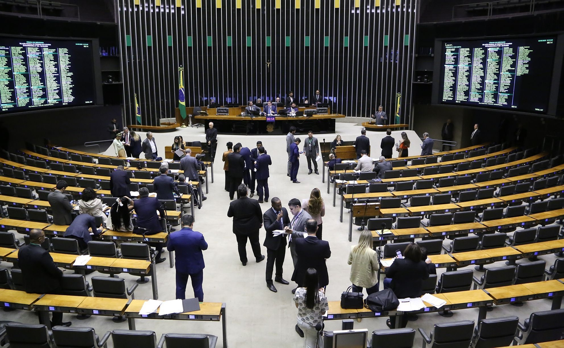 Governistas pedem repúdio à taxa de Trump; oposição quer convocar ministros