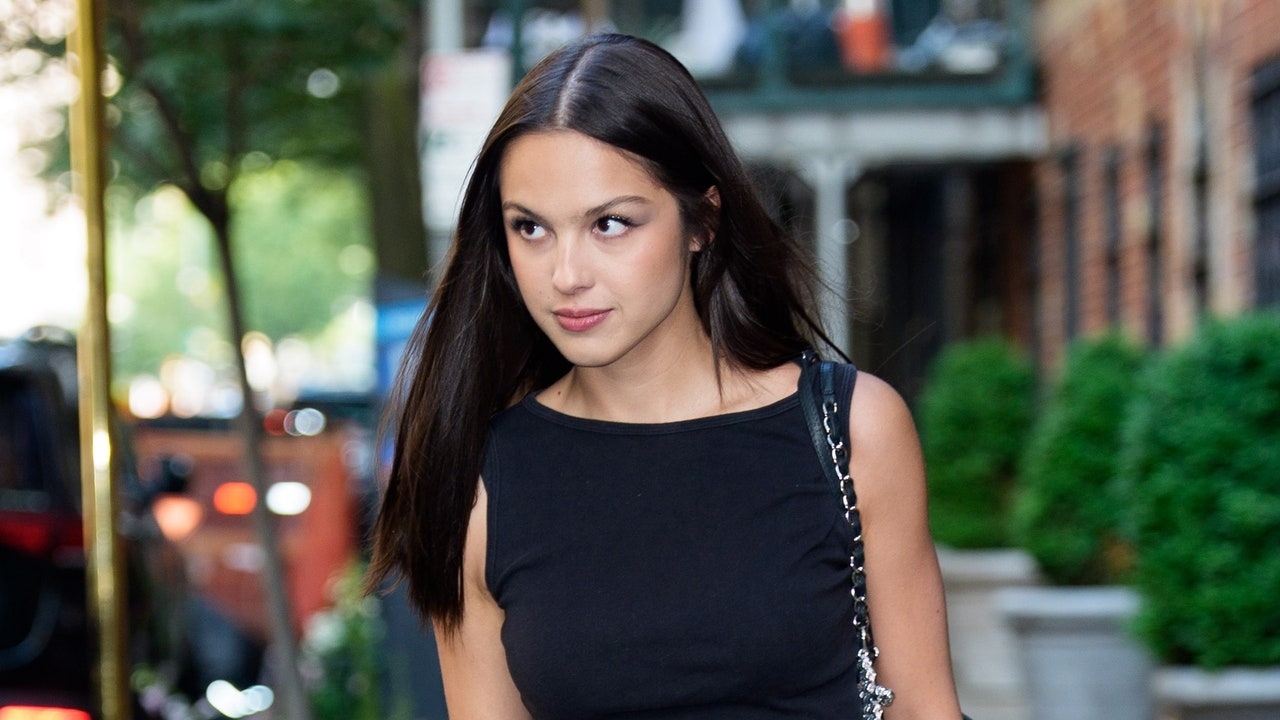 Os tênis retrô de Olivia Rodrigo, de US$ 55, estão em alta neste verão