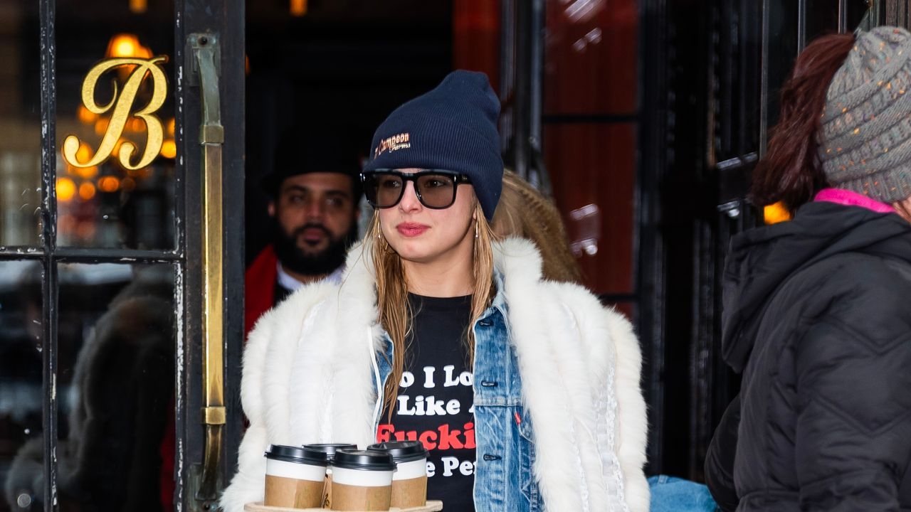 Addison Rae se inclina hacia el estilo millennial de la década de 2010 en el escenario con Lana Del Rey