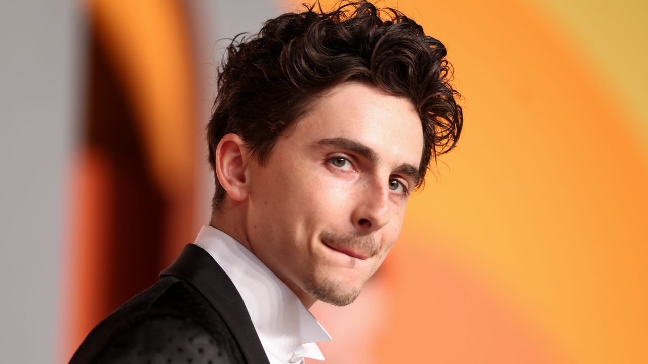 Timothée Chalamet si è rasato la testa? Le voci sono state chiarite