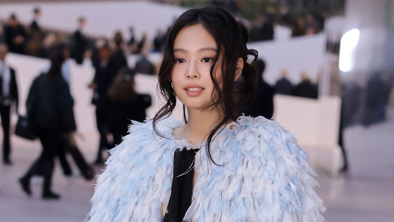 Jennie Kim von BLACKPINK trug diese trendigen Zehen-Sneaker