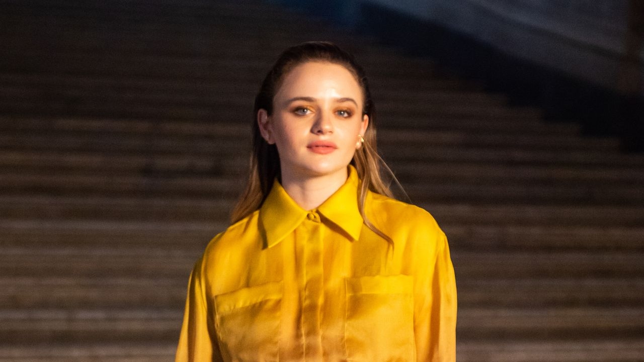 Joey King luce su cabello pelirrojo mientras comienza el rodaje de "Practical Magic 2"