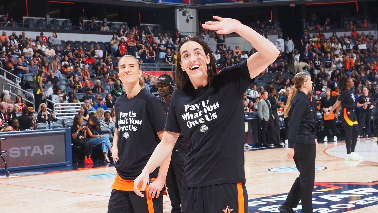 WNBA-Spielerinnen tragen beim All-Star-Spiel T-Shirts mit der Aufschrift „Zahlen Sie uns, was Sie uns schulden“