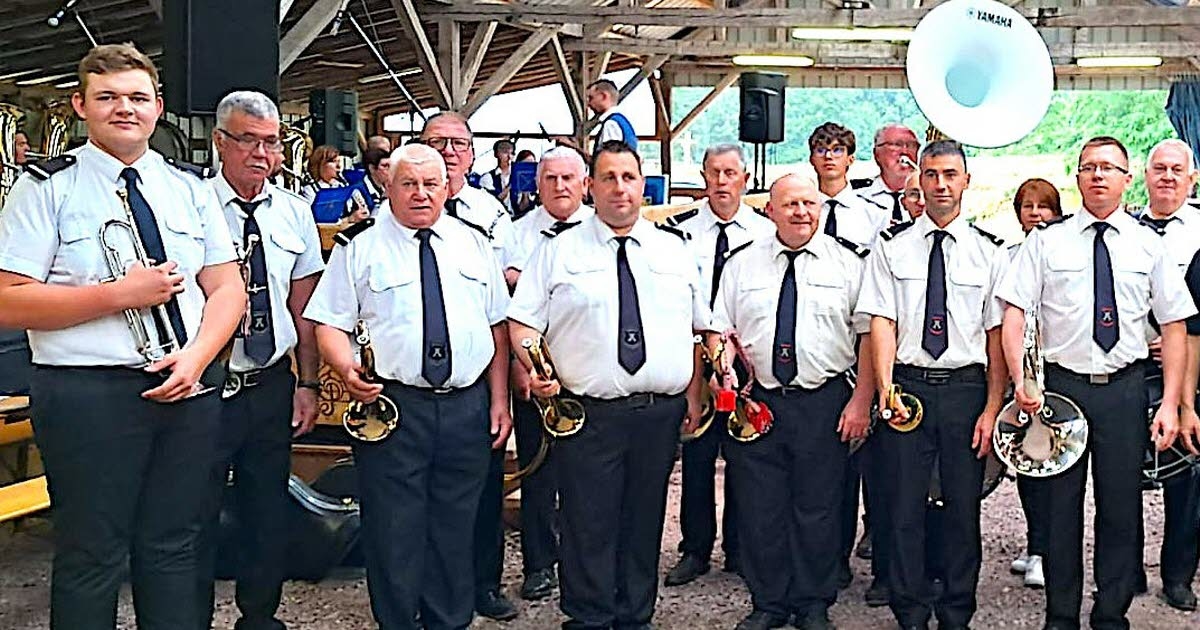 Schirlenhof. Het doorgeven van de estafette aan het hoofd van de Sint-Wendelin-brassband.