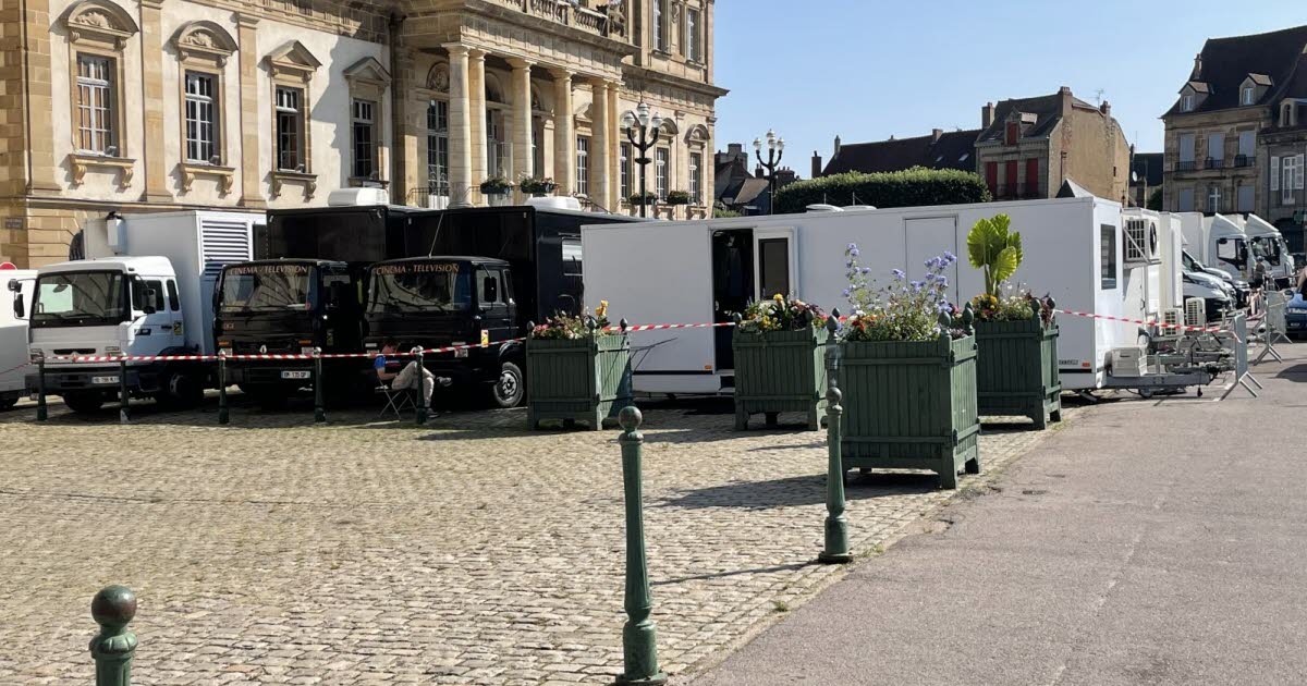 Autun. The crew of the film “Changing the Water for the Flowers” ​​shoots some scenes in the town hall.