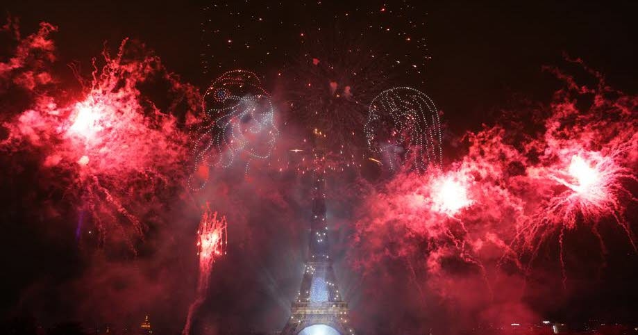 Em imagens. 14 de julho: as imagens mais bonitas da queima de fogos da Torre Eiffel
