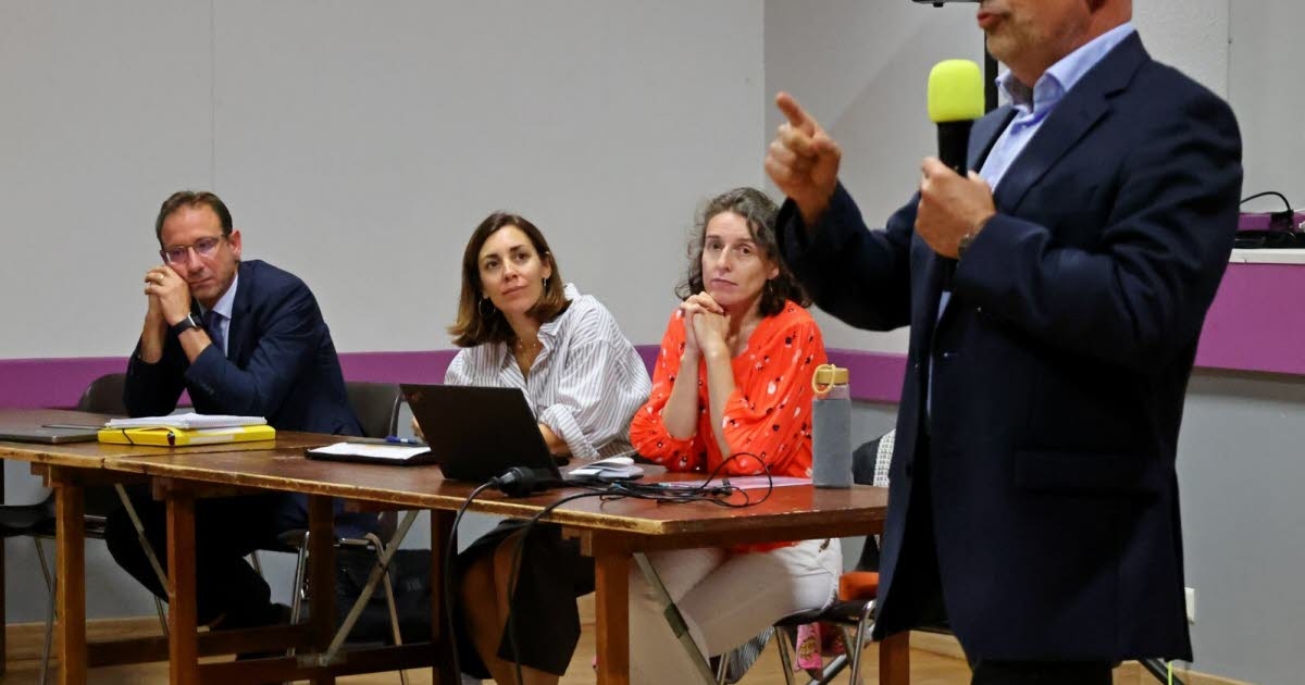 Genouilly. İçme suyu yönetimi: Topluluk tarafından seçilmiş yetkililer için kritik bir tartışma