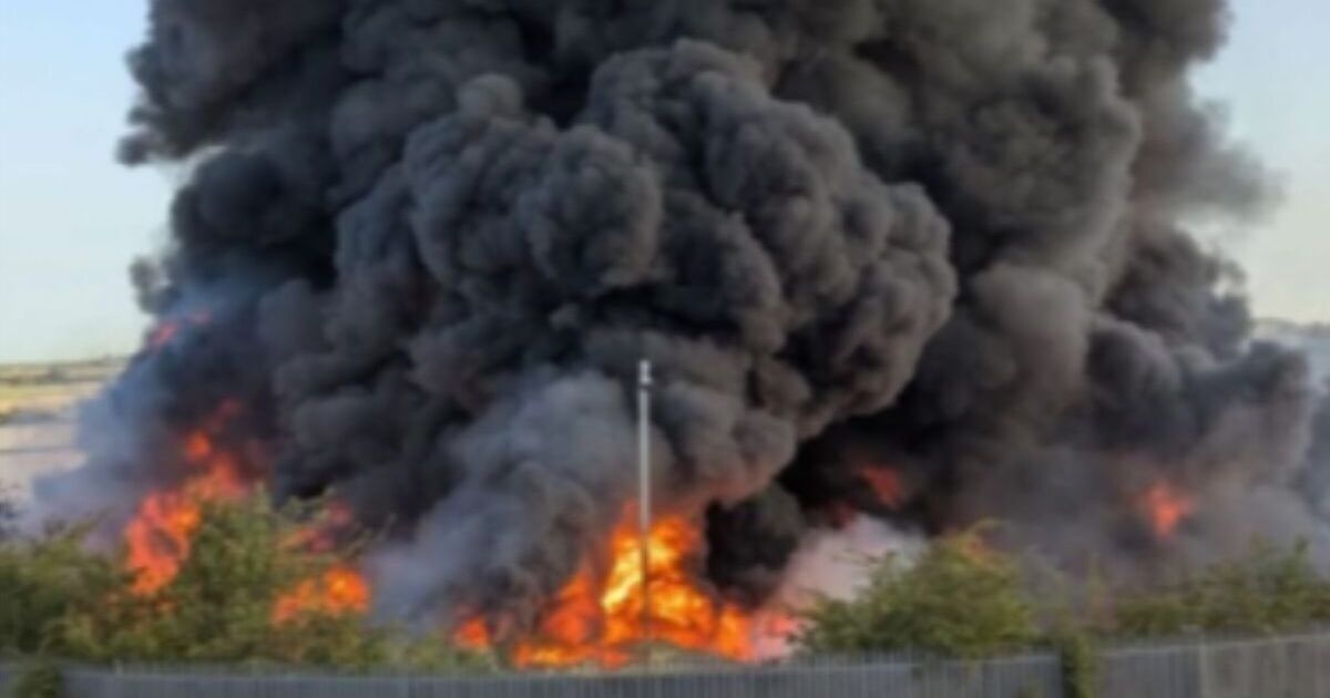 Incendio di Rushden in diretta: fumo visibile per chilometri dopo l'orribile incendio nella zona industriale