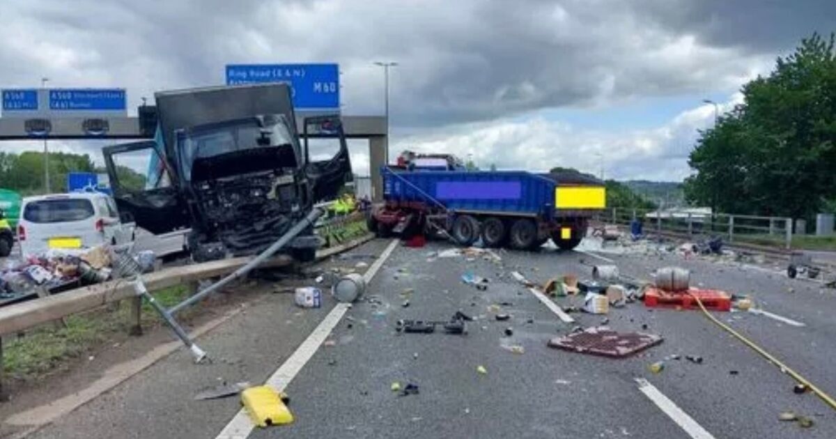 Tráfico M60 EN DIRECTO: Autopista cerrada en ambos sentidos después de que 8 camiones y automóviles sufrieran un terrible accidente.