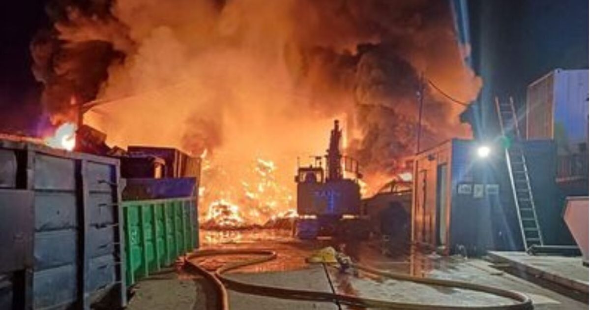 Incendio di Erith LIVE: chiudete tutte le finestre mentre la zona industriale di Londra viene travolta dall'inferno