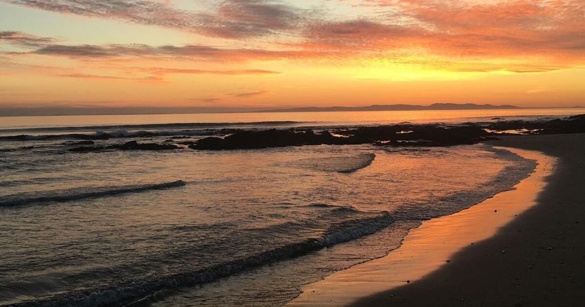 Praia deslumbrante e pouco conhecida no Reino Unido, com quilômetros de areia rosa brilhante