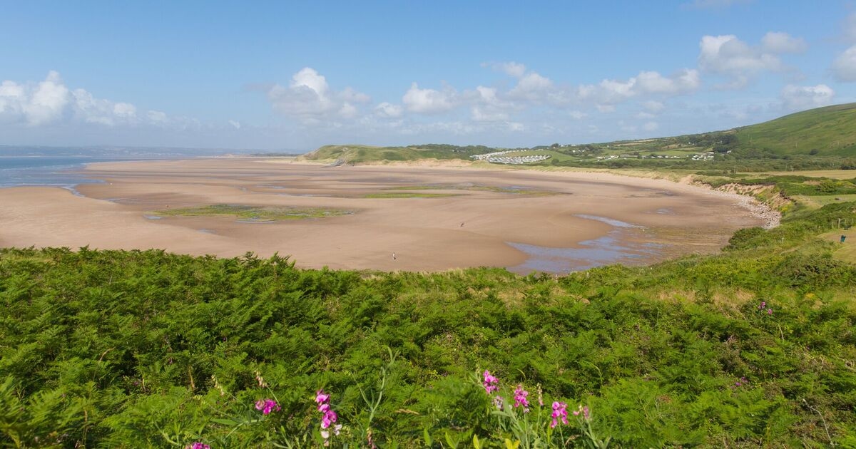'Prettiest' UK beach no one knows about with golden sands and stunning sea arches