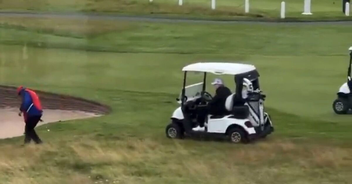 Trump wird erneut des „Betrugs“ beim Golf beschuldigt, nachdem ein virales Video zeigt, wie sein Caddy einen Ball für ihn fallen lässt