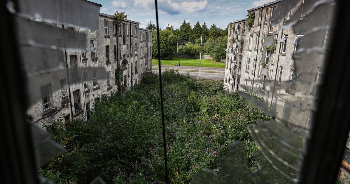 Opuszczony szkocki „Czarnobyl” zrównany z ziemią, gdy buldożery wjeżdżają na tę niesławną osiedle duchów