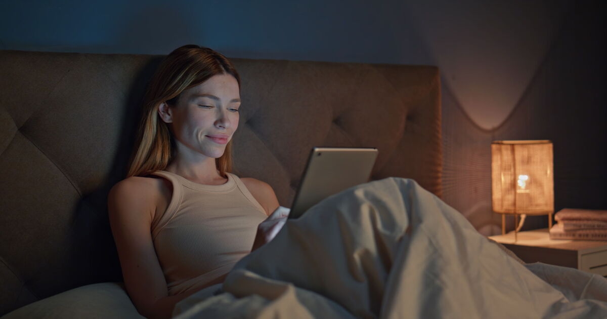 Britânicos alertam que método de leitura antes de dormir aumenta risco de demência precoce