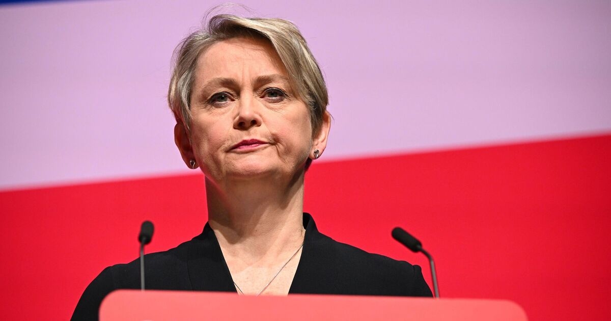 Sollte Yvette Cooper wegen des Streits um Migrantenhotels zurücktreten?