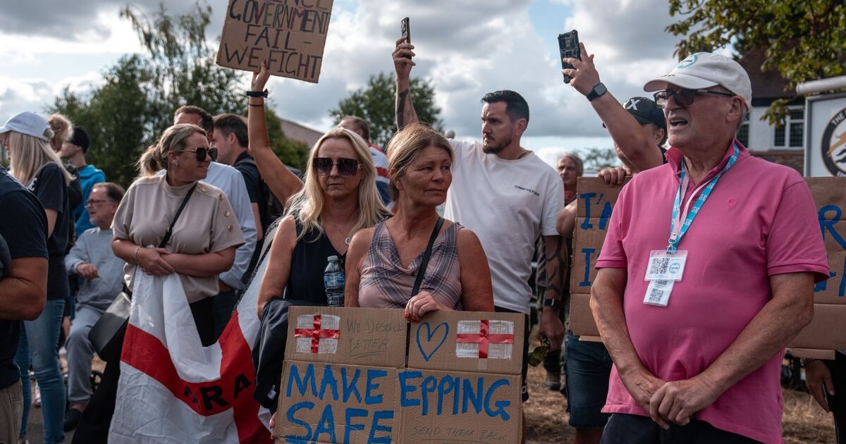 Räte stellen sich gegen Migrantenhotels, während Farage zu „Protesten in ganz Großbritannien“ aufruft