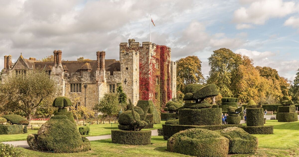 O castelo inglês mais bonito com belos jardins parece um sonho no outono
