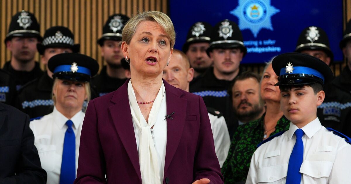 GB News stopt met update over migrantenhotel, terwijl Yvette Cooper bruut wordt vernederd