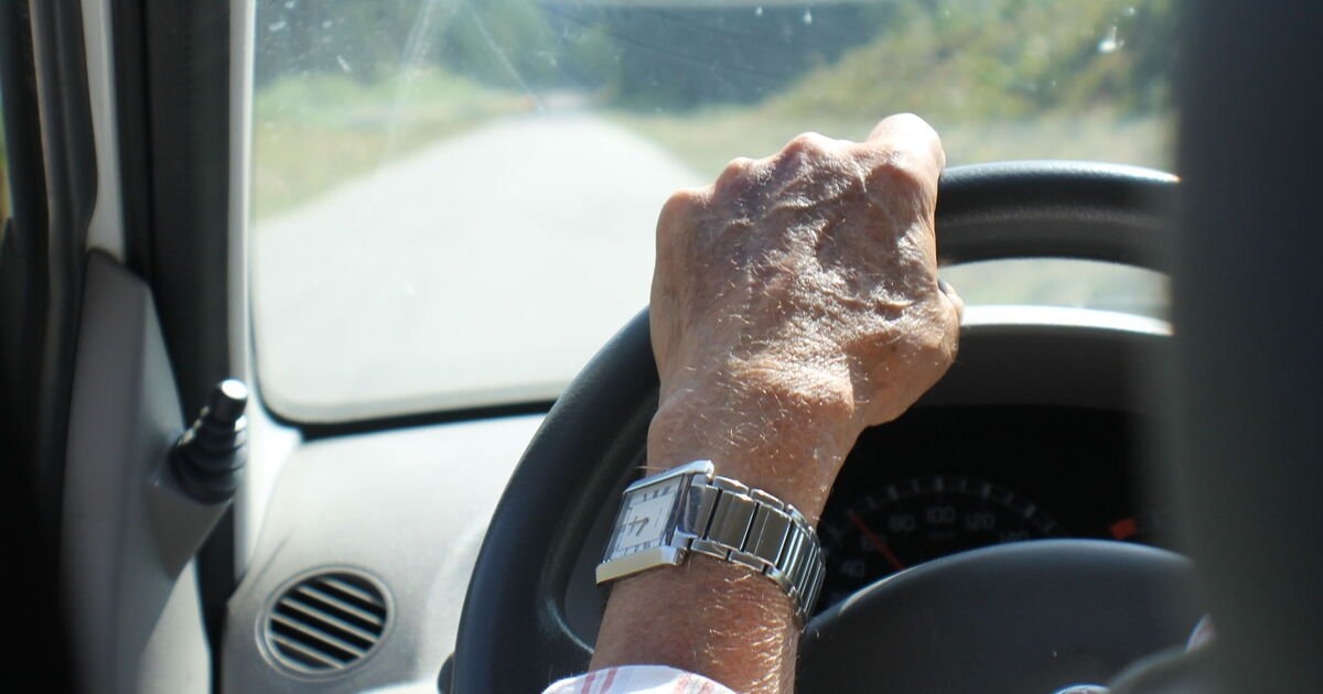 Motoristas com mais de 70 anos devem ser proibidos de circular nas estradas caso não sejam aprovados no teste de visão?