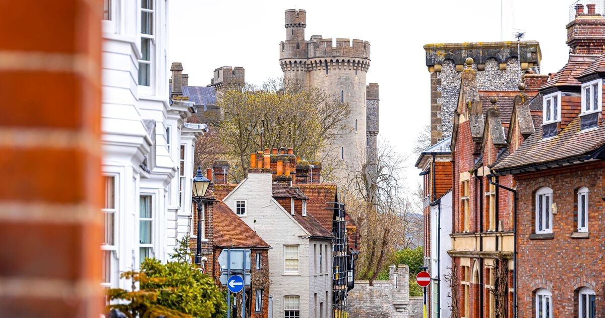 Hidden town one hour from London with beautiful countryside, a castle and a lido