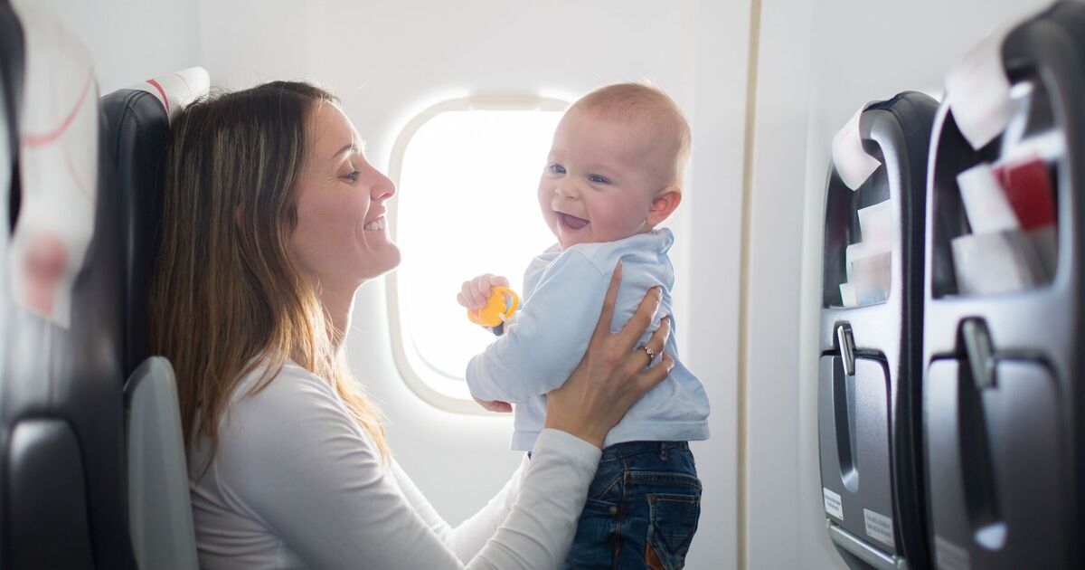 La mamma mette in valigia un oggetto inaspettato da 50 centesimi per tenere occupato il bambino durante un volo di tre ore