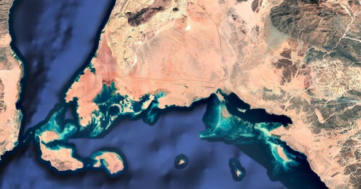 Le immagini satellitari mostrano la megalopoli da 1,6 trilioni di sterline dell'Arabia Saudita con un'enorme linea scavata nel deserto