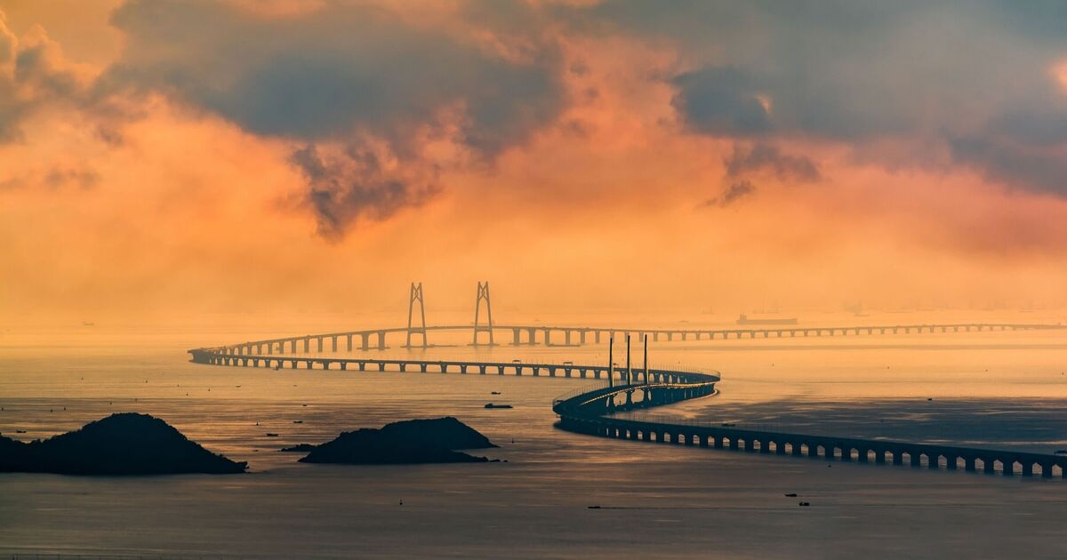 El increíble puente de 15.000 millones de libras que incluye un túnel y se extiende 55 kilómetros sobre el mar