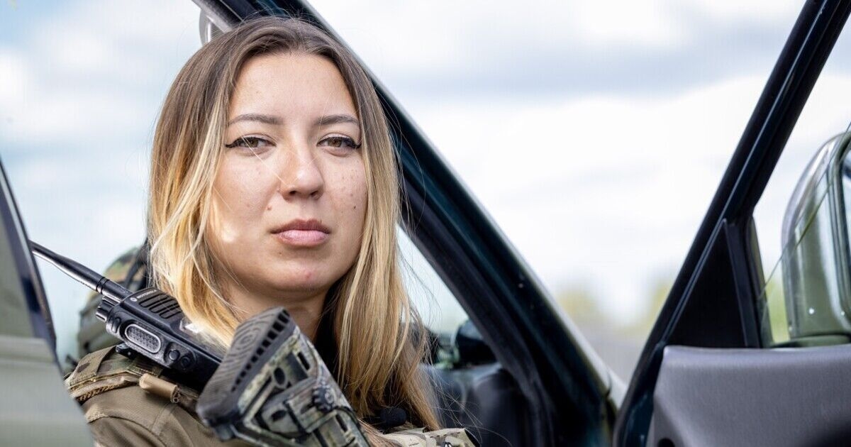 Dentro de la unidad de élite de Ucrania, las 'Brujas de Bucha', con madres que toman armas para luchar contra Putin