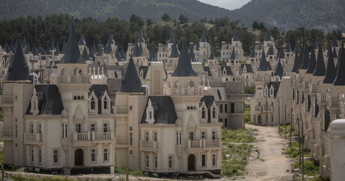 Vila assustadora e abandonada, construída para turistas super-ricos, agora é um paraíso para o turismo negro