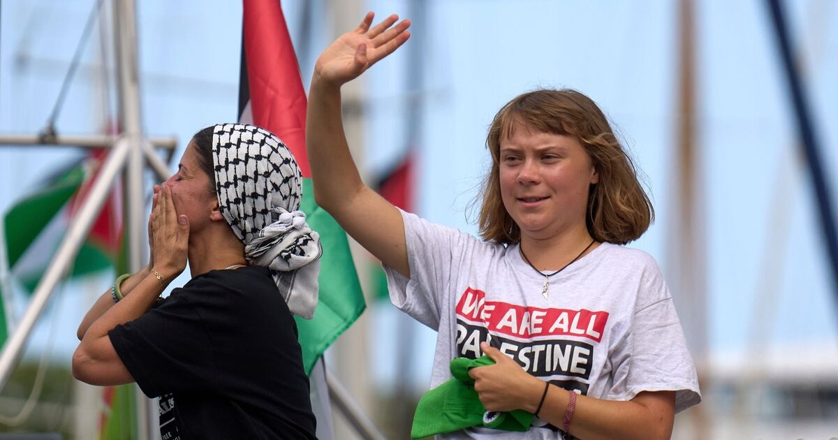 Barco de ajuda humanitária de Greta Thunberg em Gaza pega fogo após suposto ataque de drone