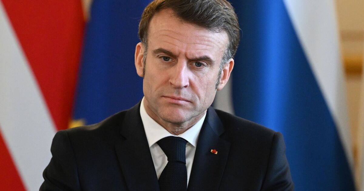 Horror na França com cabeças de porco com "Macron" esculpidas sendo jogadas do lado de fora de mesquitas
