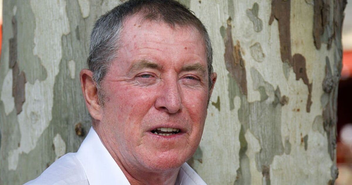 La hija de John Nettles siguió los pasos de su famoso padre en medio de un emotivo gesto