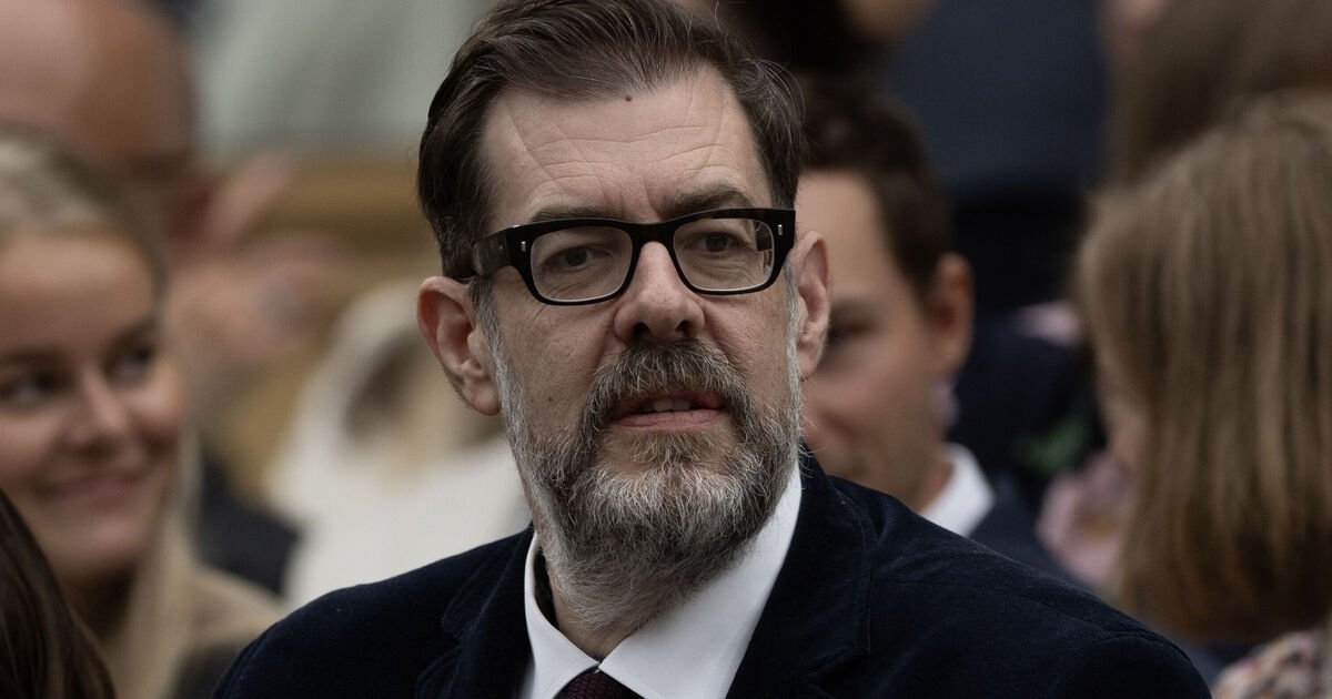 Richard Osman haalt uit naar zeer beroemde broer en zegt: 'Maar ik hou van hem'