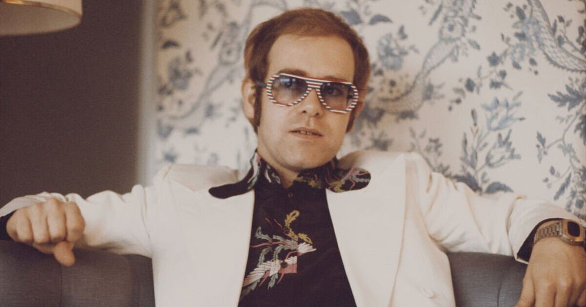 Elton John hatte kein Geld, sodass seine Verlobte alles bezahlen musste und „überall mit dem Bus hinfuhr“.