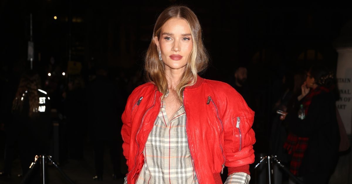 Rosie Huntington-Whiteley acaba de lucir los elegantes pantalones que los parisinos saben que serán tendencia esta temporada