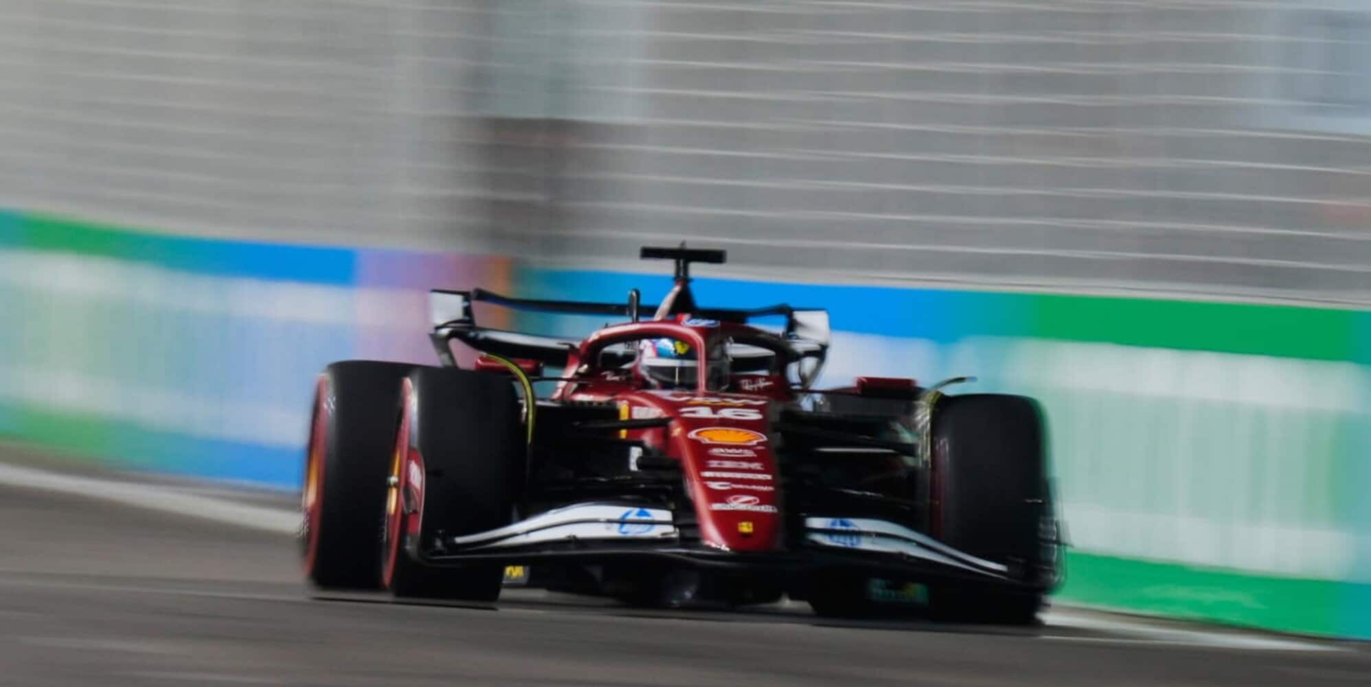 Russell Singapur'da pole pozisyonunu aldı, Ferrari zorlandı: Hamilton Leclerc'i geride bıraktı