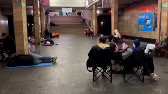 Rus füzeleri Kiev'e: Sakinler metroya sığınıyor
