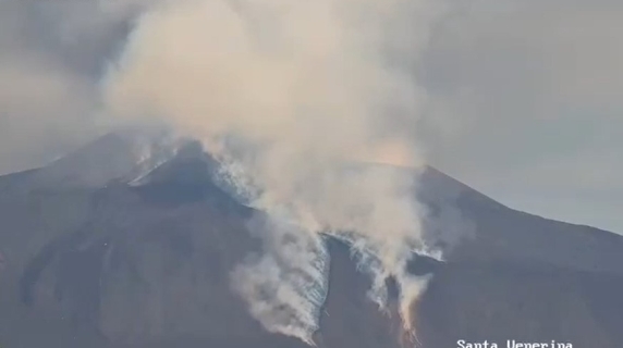 Parte del cráter del Etna se derrumba tras una violenta erupción (vídeo en directo)