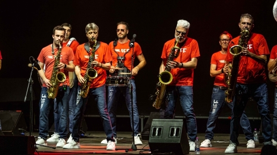 Funk Off, na Casa del Jazz a performance ao vivo da banda marcial toscana entre ritmos funk e coreografias