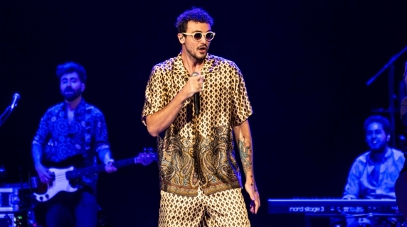 Carl Brave sluit op 27 november zijn "Notti Brave Amarcord tour" af in het Palasport: een terugkeer naar de oorsprong van rap.