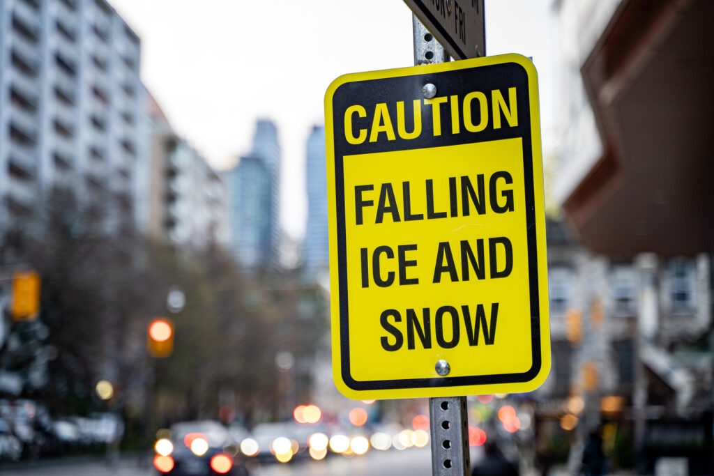 À New York, les toits de 26 immeubles se sont effondrés parce qu'ils n'ont pas pu supporter le poids de la neige.