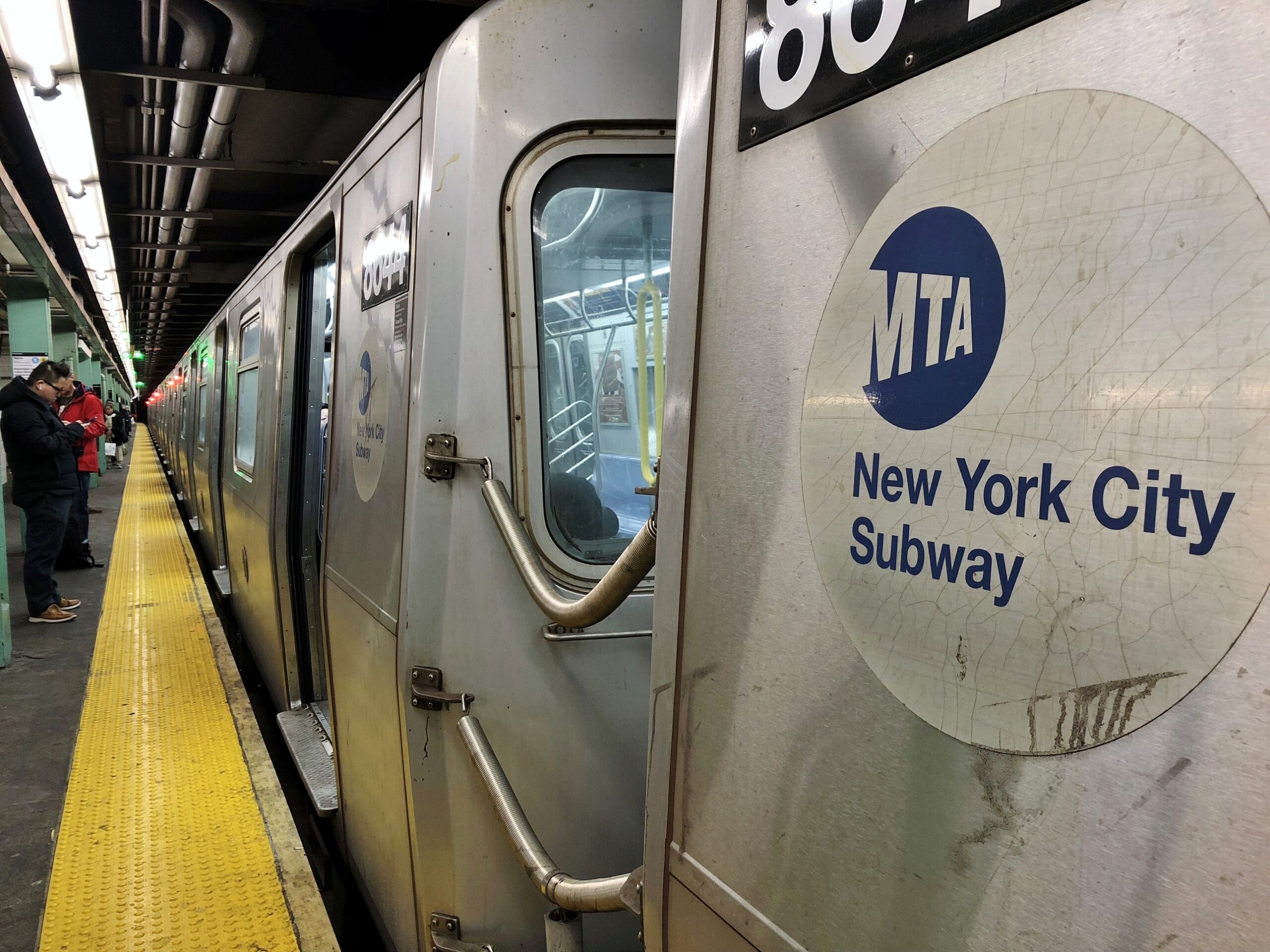 Un hombre cayó del andén a las vías durante una pelea en el metro de Nueva York.