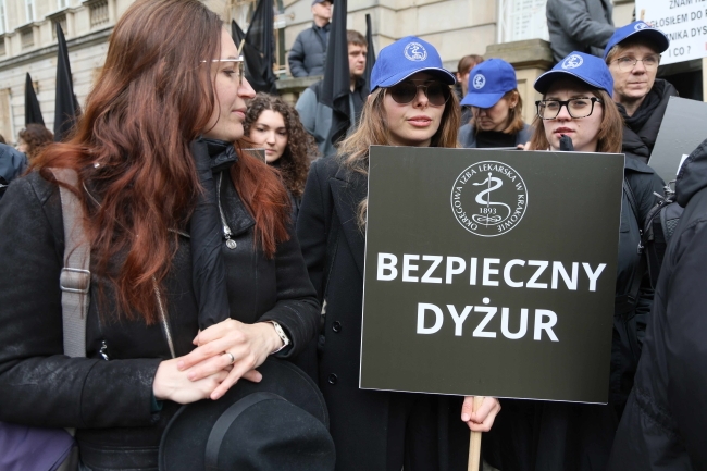 En Varsovia tuvo lugar una marcha de médicos contra la violencia.