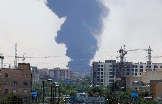 Het Midden-Oosten staat nog steeds in brand. Israël voert opnieuw aanvallen uit op nucleaire installaties; explosies in Teheran.