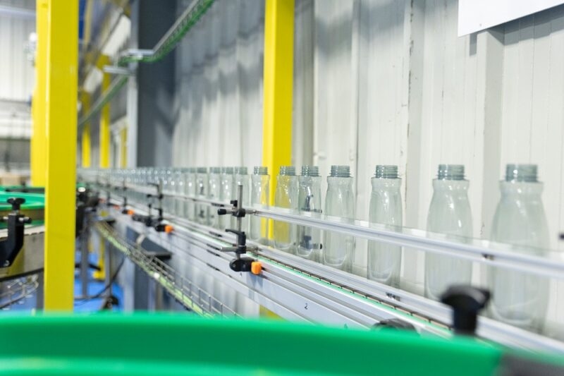So wird eine Plastikflasche nach dem Recyclingkreislauf wiedergeboren