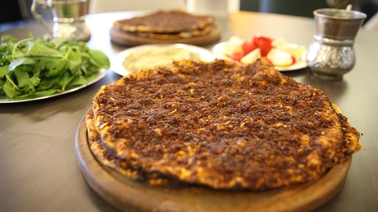 Można go znaleźć za 150 TL lub 1500 TL! Wczasowicze są w szoku: ceny Lahmacun w Bodrum gwałtownie wzrosły!