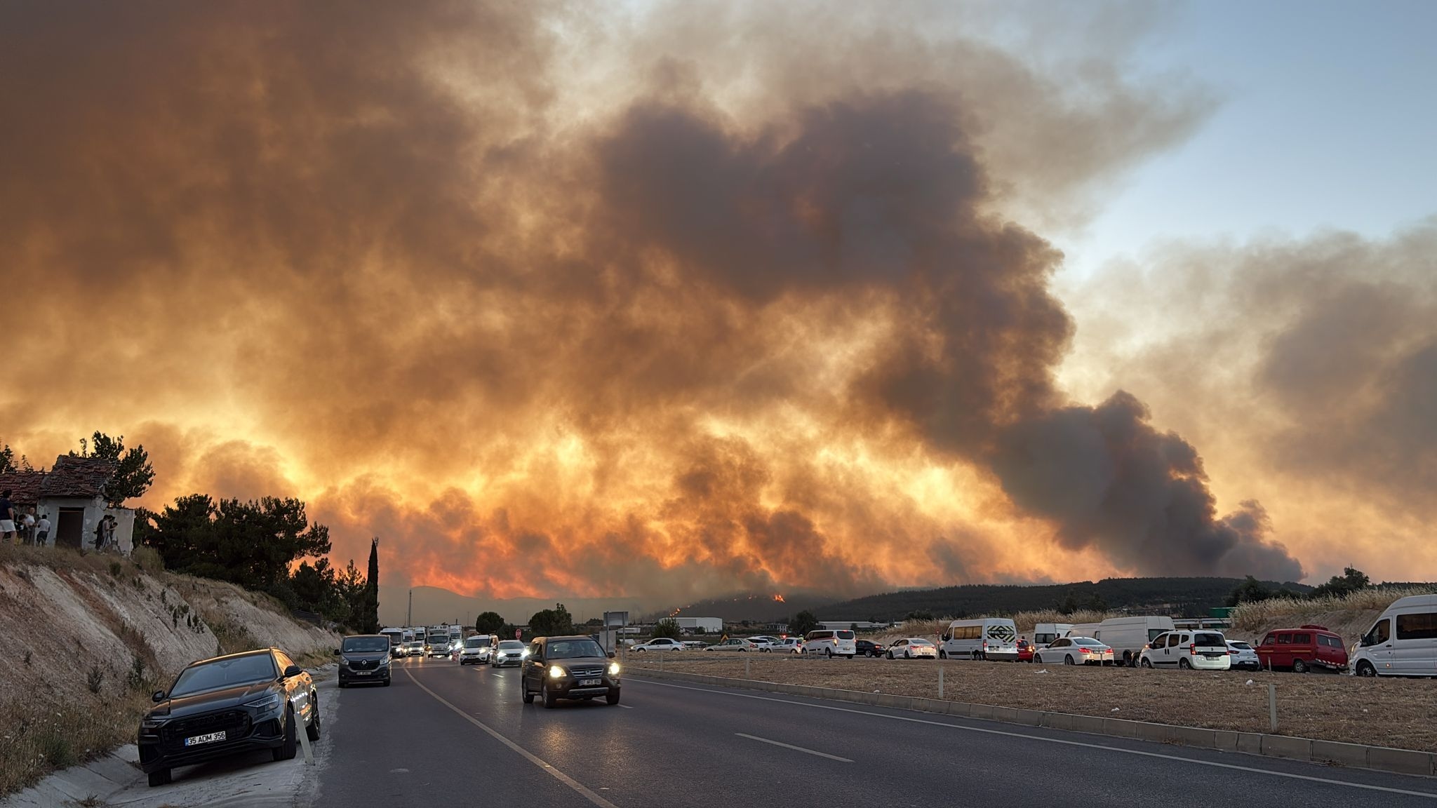 Ödemiş e Buca in fiamme: continua l'intervento con 8 aerei e 21 elicotteri