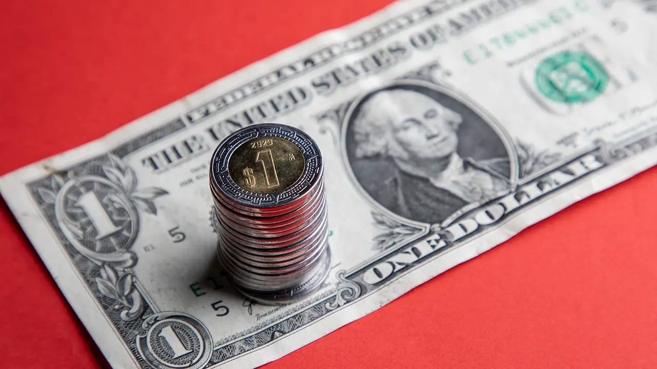 Dólar en México se Mantiene por Debajo de 20 Pesos con Ligera Presión; EE.UU. Endurece Control de Remesas y Debate Moneda Digital de la Fed